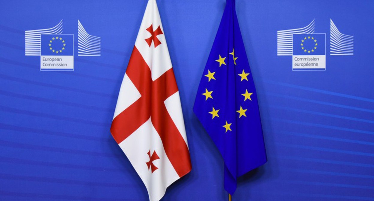 Флаги Грузии и ЕС. Фото: https://report.az/ru/v-regione/gruziya-zavershila-pervuyu-chast-zaprosnogo-lista-po-chlenstvu-v-es/ Флаги Грузии и ЕС. Фото: https://report.az/ru/v-regione/gruziya-zavershila-pervuyu-chast-zaprosnogo-lista-po-chlenstvu-v-es/