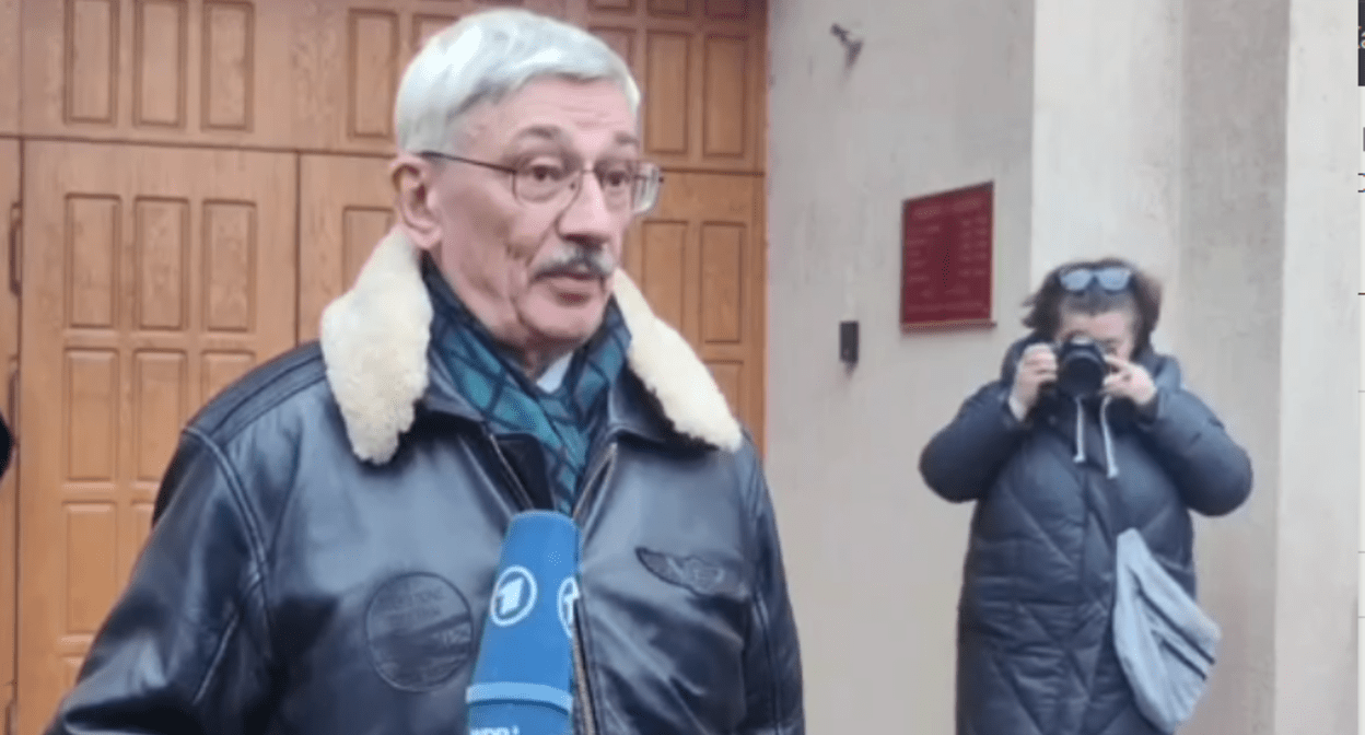 Олег Орлов у здания суда. Стоп-кадр видео RusNews от 21.02.23, https://t.me/rusnews/49009 Олег Орлов у здания суда. Стоп-кадр видео RusNews от 21.02.23, https://t.me/rusnews/49009