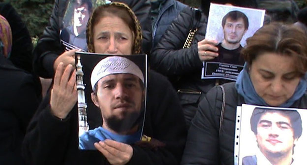 Родные убитых в Чечне дагестанцев. Скриншот видео https://www.youtube.com/watch?v=GrPBnhzsOGM Родные убитых в Чечне дагестанцев. Скриншот видео https://www.youtube.com/watch?v=GrPBnhzsOGM