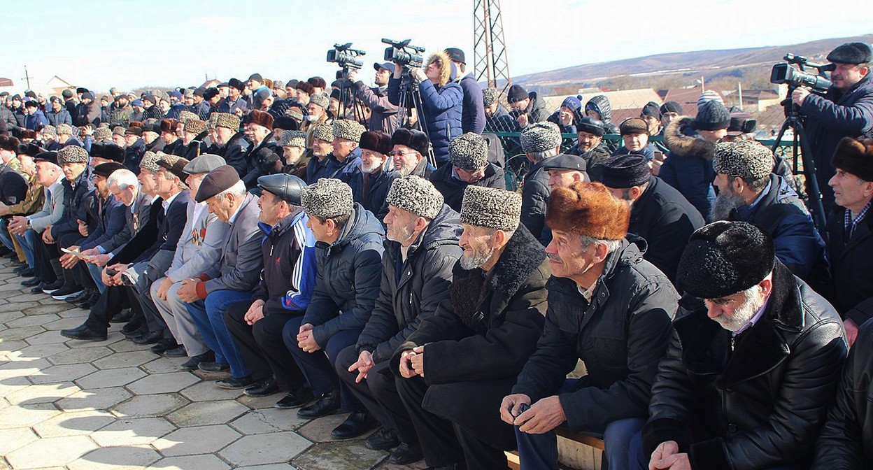 Митинг жителей Ауха, посвященный годовщине депортации. Фото: Алжана Сатиханова https://ru.wikipedia.org/ Митинг жителей Ауха, посвященный годовщине депортации. Фото: Алжана Сатиханова https://ru.wikipedia.org/