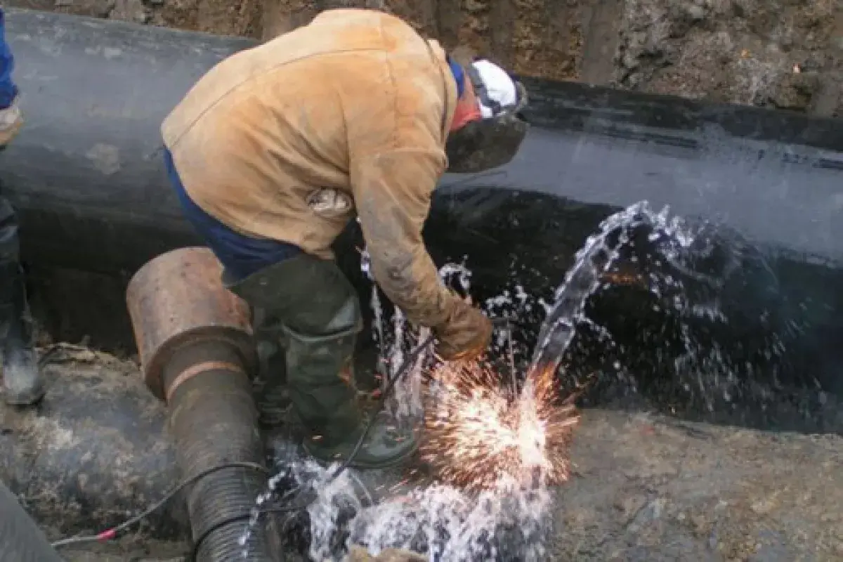 Устранение неполадок на газопроводе. Фото: https://chernovik.net/content/lenta-novostey/avariya-na-chirkeyskom-vodovode-ostavila-bez-vody-zhiteley-buynakska Устранение неполадок на газопроводе. Фото: https://chernovik.net/content/lenta-novostey/avariya-na-chirkeyskom-vodovode-ostavila-bez-vody-zhiteley-buynakska