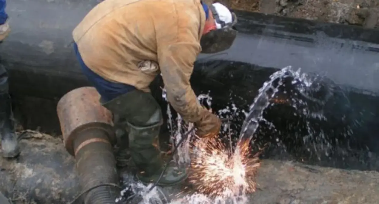 Устранение неполадок на газопроводе. Фото: https://chernovik.net/content/lenta-novostey/avariya-na-chirkeyskom-vodovode-ostavila-bez-vody-zhiteley-buynakska Устранение неполадок на газопроводе. Фото: https://chernovik.net/content/lenta-novostey/avariya-na-chirkeyskom-vodovode-ostavila-bez-vody-zhiteley-buynakska