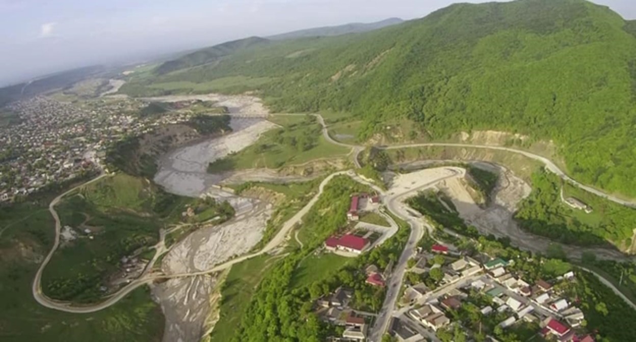 Села Ленинаул (Акташ-Аух) и Юрт-Аух, фото: Leoboudv, commons.m.wikimedia.org Села Ленинаул (Акташ-Аух) и Юрт-Аух, фото: Leoboudv, commons.m.wikimedia.org