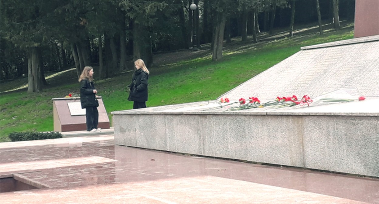 Цветы на Завокзальном мемориальном комплексе, возложенные сочинцами 23 февраля. Фото: Кристины Романовой для "Кавказского узла" Цветы на Завокзальном мемориальном комплексе, возложенные сочинцами 23 февраля. Фото: Кристины Романовой для "Кавказского узла"