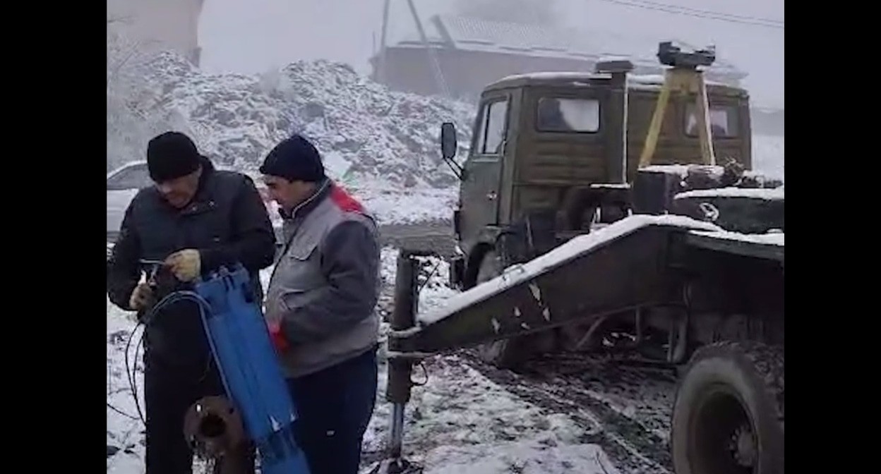 Установка водопроводного насоса в селе Исламей. Кадр видео из телеграм-канала ЦУР Кабардино-Балкарии https://t.me/tsur_07/ Установка водопроводного насоса в селе Исламей. Кадр видео из телеграм-канала ЦУР Кабардино-Балкарии https://t.me/tsur_07/