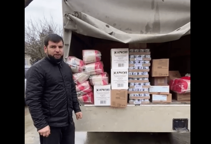 Представитель Лакского района у машины с гуманитарной помощью. Стоп-кадр видео из Telegram-канала администрации Лакского района от 24.02.24, https://t.me/lakrayon/7571 Представитель Лакского района у машины с гуманитарной помощью. Стоп-кадр видео из Telegram-канала администрации Лакского района от 24.02.24, https://t.me/lakrayon/7571