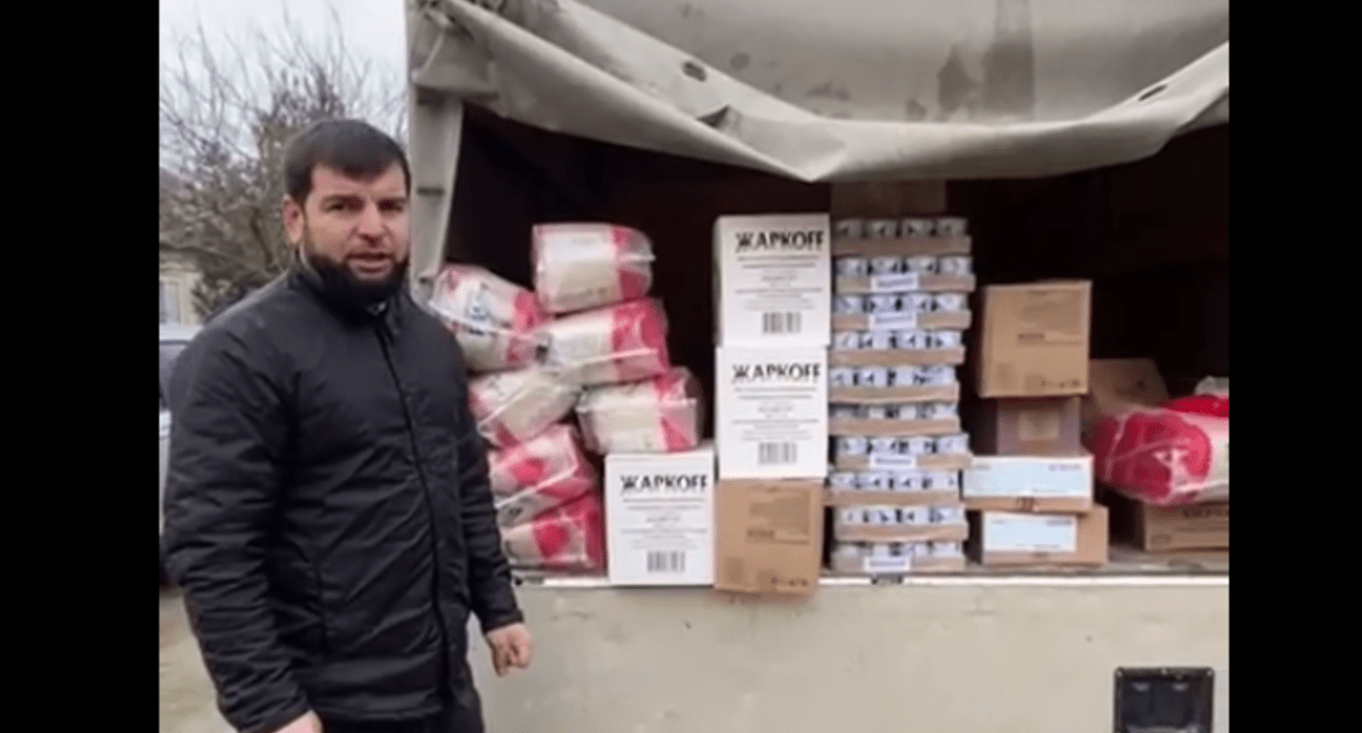 Представитель Лакского района у машины с гуманитарной помощью. Стоп-кадр видео из Telegram-канала администрации Лакского района от 24.02.24, https://t.me/lakrayon/7571 Представитель Лакского района у машины с гуманитарной помощью. Стоп-кадр видео из Telegram-канала администрации Лакского района от 24.02.24, https://t.me/lakrayon/7571