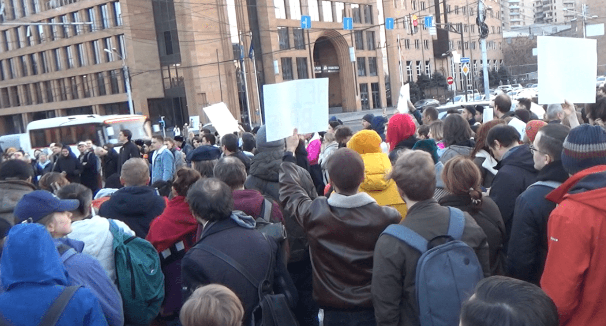 Участники акции в Ереване. Фото Армине Мартиросян для "Кавказского узла". Участники акции в Ереване. Фото Армине Мартиросян для "Кавказского узла".