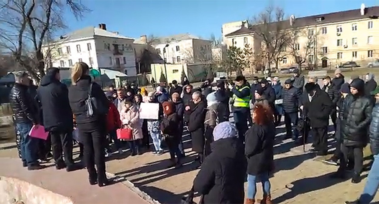 Астраханцы во время митинга за умерщвление бездомных собак. Кадр из видео https://www.youtube.com/watch?v=StMn_Cx9OsI Астраханцы во время митинга за умерщвление бездомных собак. Кадр из видео https://www.youtube.com/watch?v=StMn_Cx9OsI