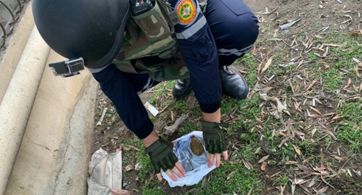 Сапер с боевой гранатой, фото: https://news.day.az/society/1530802.html Сапер с боевой гранатой, фото: https://news.day.az/society/1530802.html