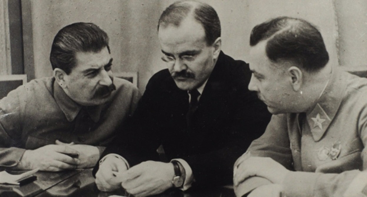 Иосиф Сталин, Вячеслав Молотов и Клим Ворошилов (слева направо). конец 1930-х годов. Фото: https://commons.wikimedia.org/ Иосиф Сталин, Вячеслав Молотов и Клим Ворошилов (слева направо). конец 1930-х годов. Фото: https://commons.wikimedia.org/