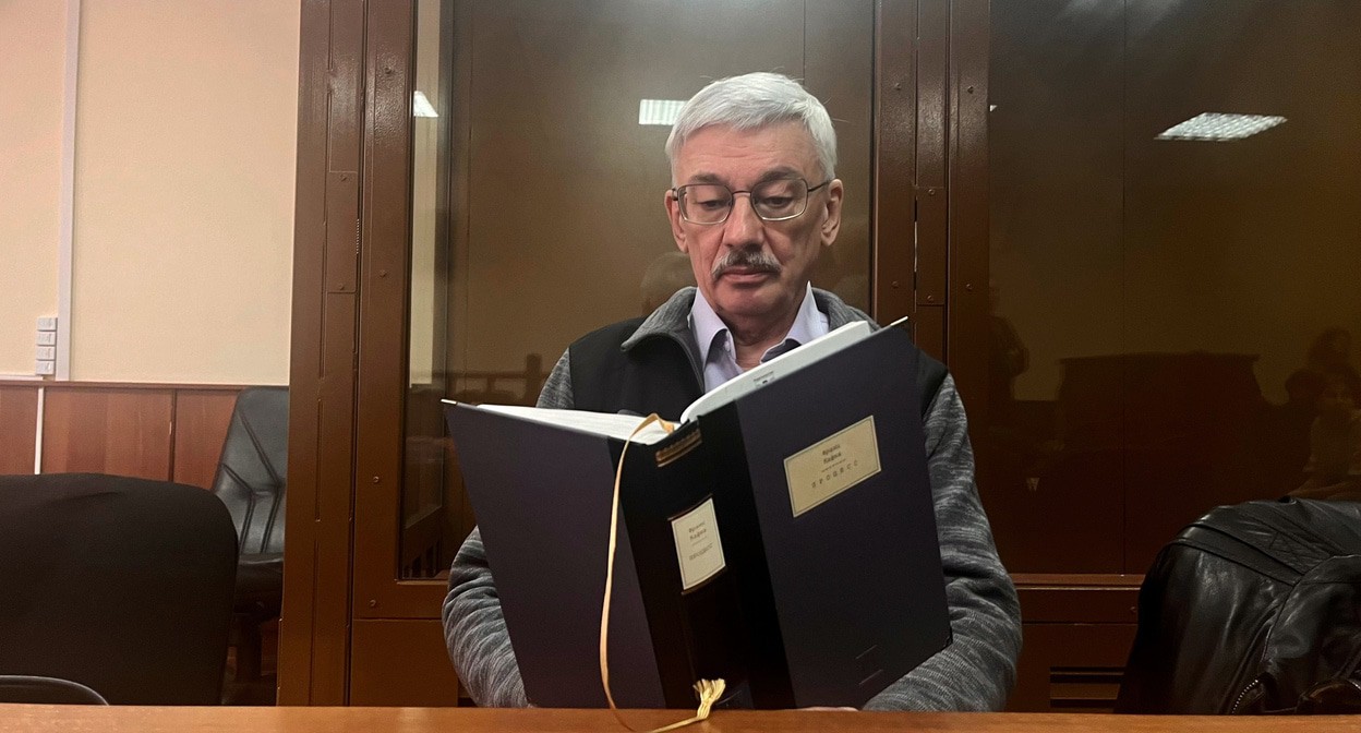 Олег Орлов в зале суда. Фото: https://memorialcenter.org/ включен в реестр иностранных агентов. Олег Орлов в зале суда. Фото: https://memorialcenter.org/ включен в реестр иностранных агентов.