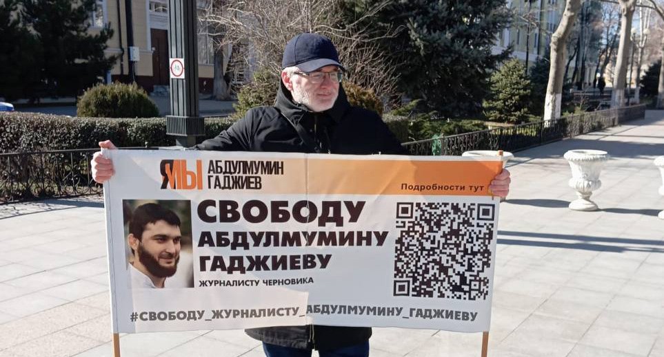 Магомед Магомедов на одиночном пикете в центре Махачкалы. 26 февраля 2024 г. Фото: Телеграм-канал "Черновик" Магомед Магомедов на одиночном пикете в центре Махачкалы. 26 февраля 2024 г. Фото: Телеграм-канал "Черновик"