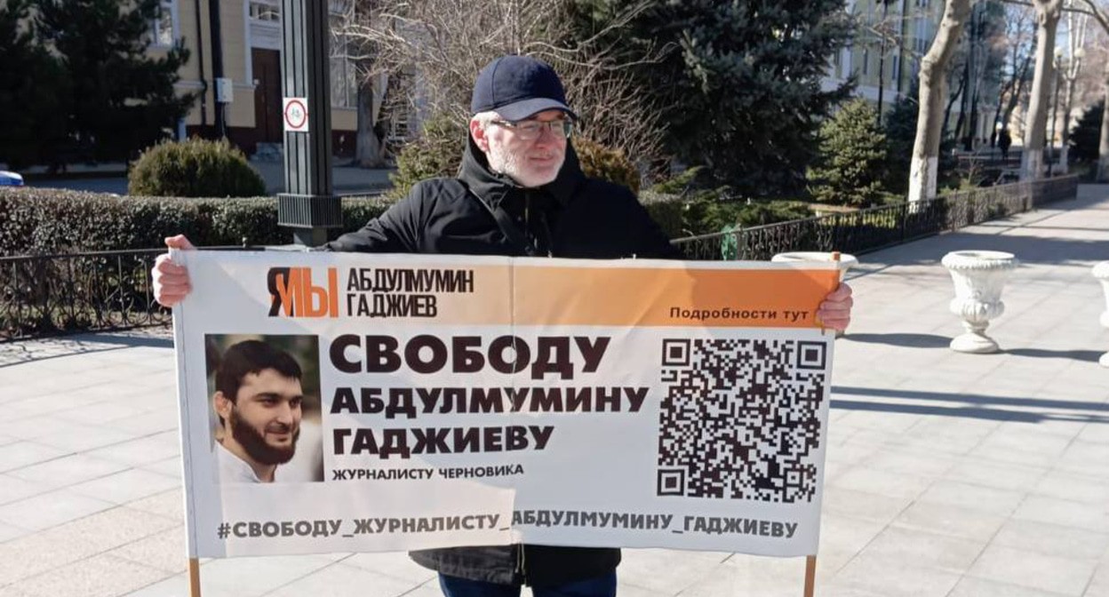 Магомед Магомедов на одиночном пикете в центре Махачкалы. 26 февраля 2024 г. Фото: Телеграм-канал "Черновик" Магомед Магомедов на одиночном пикете в центре Махачкалы. 26 февраля 2024 г. Фото: Телеграм-канал "Черновик"