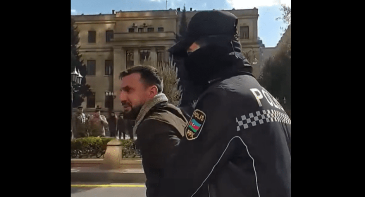Задержание Бабы Сулейманова. Стоп-кадр трансляции в Facebook (деятельность компании Meta, владеющей соцсетью, запрещена в России) от 26.02.24, https://www.facebook.com/100073764667664/videos/809595554336353 Задержание Бабы Сулейманова. Стоп-кадр трансляции в Facebook (деятельность компании Meta, владеющей соцсетью, запрещена в России) от 26.02.24, https://www.facebook.com/100073764667664/videos/809595554336353