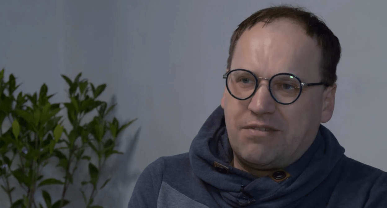 Максим Иванцов. Стоп-кадр видео из Telegram-канала центра Frame, https://t.me/framespb/3776 Максим Иванцов. Стоп-кадр видео из Telegram-канала центра Frame, https://t.me/framespb/3776
