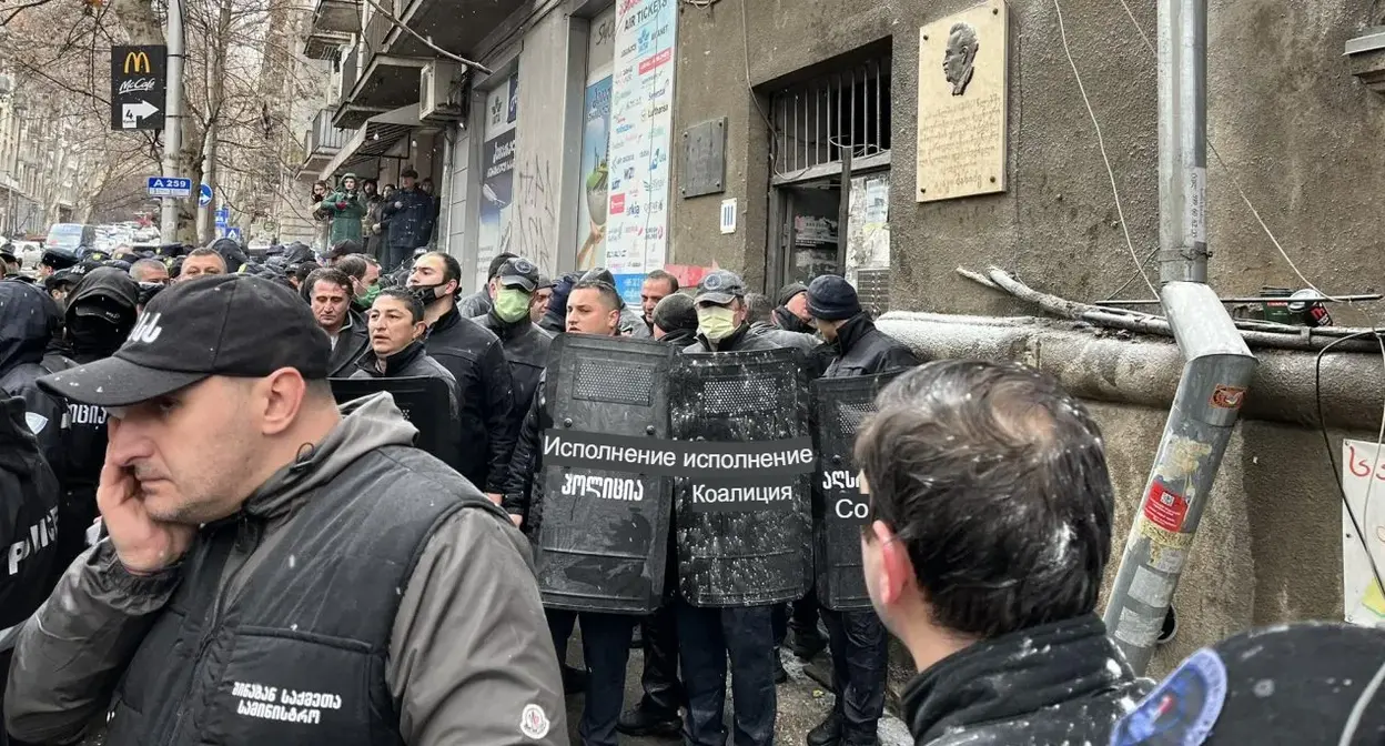 Выселение семьи Хатиашвили. Фото: http://tbl.ge/6o7h Выселение семьи Хатиашвили. Фото: http://tbl.ge/6o7h