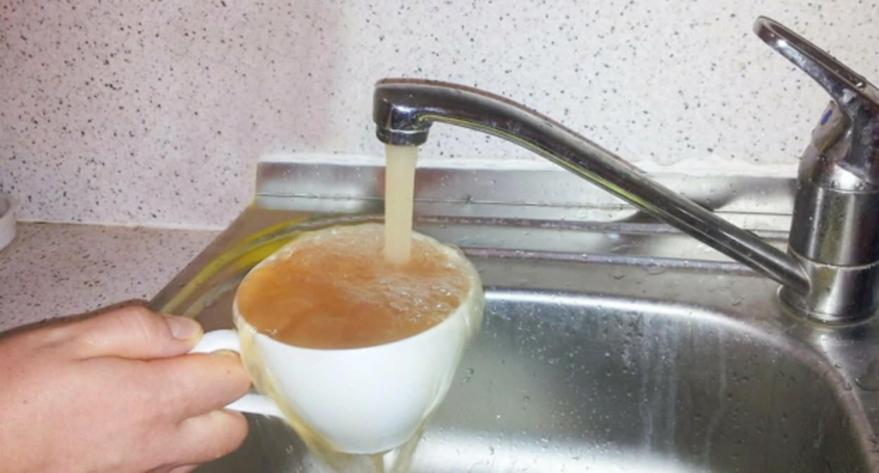 Грязная водопроводная вода. Фото: Елена Синеок, "Юга.ру" Грязная водопроводная вода. Фото: Елена Синеок, "Юга.ру"