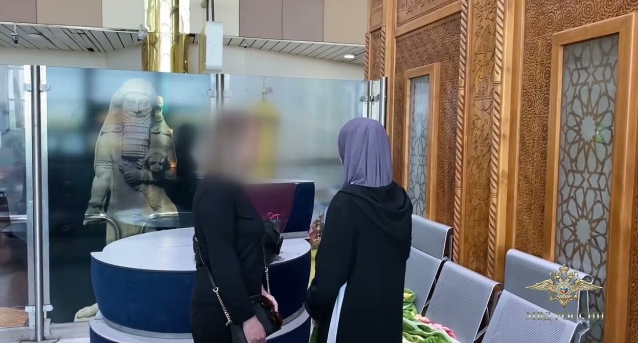 Лейла Гатагажева (справа). Скриншот оперативного видео МВД России Лейла Гатагажева (справа). Скриншот оперативного видео МВД России