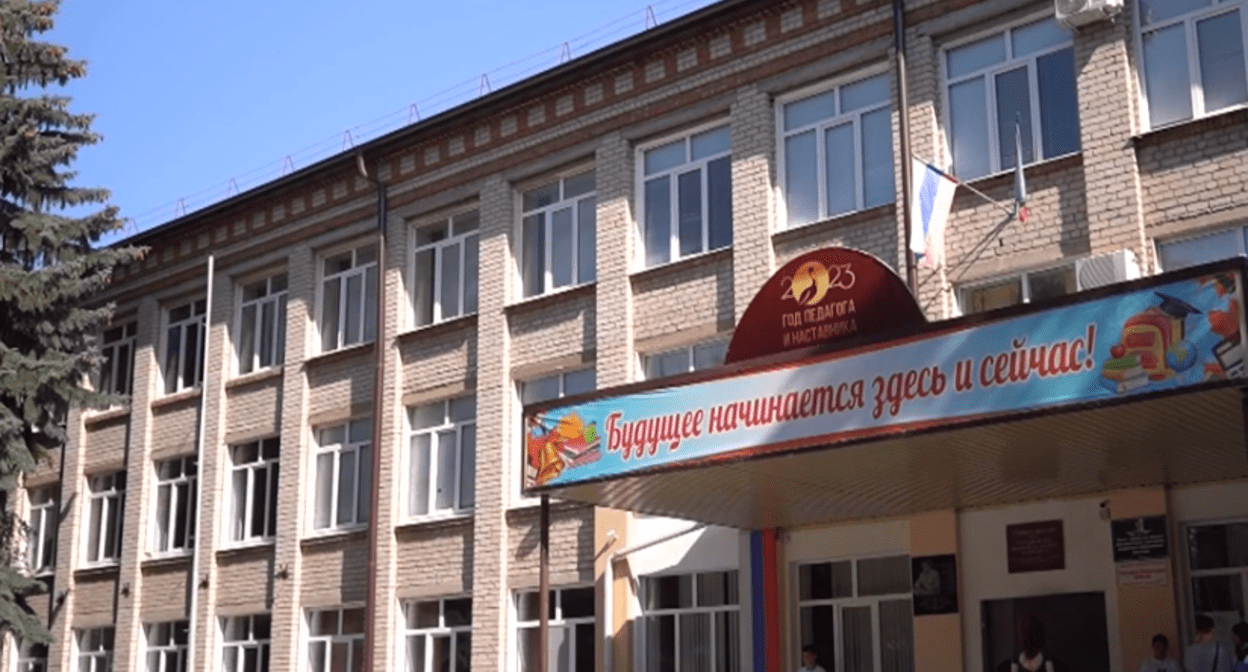 Одна из школ Черкесска. Стоп-кадр видео ГТРК "Карачаево-Черкесия" от 29.08.23, https://www.youtube.com/watch?v=DGNgX44b5So&t=3s Одна из школ Черкесска. Стоп-кадр видео ГТРК "Карачаево-Черкесия" от 29.08.23, https://www.youtube.com/watch?v=DGNgX44b5So&t=3s