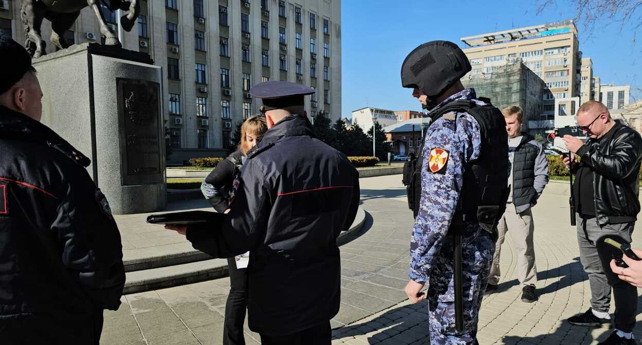 Анна Губанова на одиночном пикете у администрации края с окружившими ее сотрудниками правоохранительных органов. Фото предоставлено участниками пикета Анна Губанова на одиночном пикете у администрации края с окружившими ее сотрудниками правоохранительных органов. Фото предоставлено участниками пикета