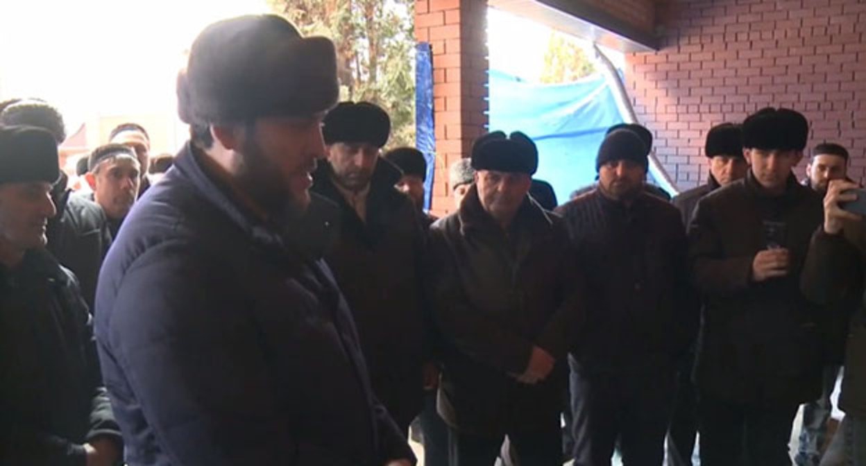 В сельском поселении Сагопши Малгобекского района Ингушетии прошли похороны Багаудина Гандалоева. Cкриншот видео https://serdalo.ru/v-ingusetii-poxoronili-geroya-svo-bagaudina-gandaloeva В сельском поселении Сагопши Малгобекского района Ингушетии прошли похороны Багаудина Гандалоева. Cкриншот видео https://serdalo.ru/v-ingusetii-poxoronili-geroya-svo-bagaudina-gandaloeva
