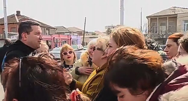 Родители потребовали построить школу в Самтредиа. Cкриншот видео https://www.youtube.com/watch&v=nWJncjMMcE Родители потребовали построить школу в Самтредиа. Cкриншот видео https://www.youtube.com/watch&v=nWJncjMMcE