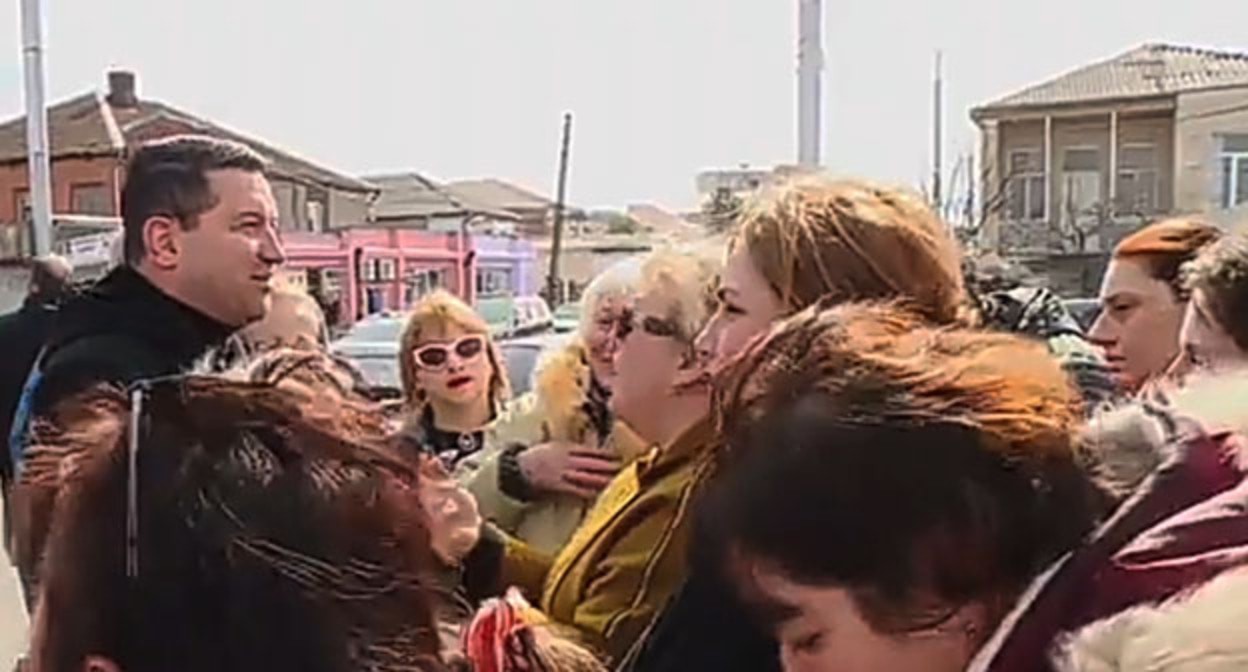 Родители потребовали построить школу в Самтредиа. Cкриншот видео https://www.youtube.com/watch&v=nWJncjMMcE Родители потребовали построить школу в Самтредиа. Cкриншот видео https://www.youtube.com/watch&v=nWJncjMMcE