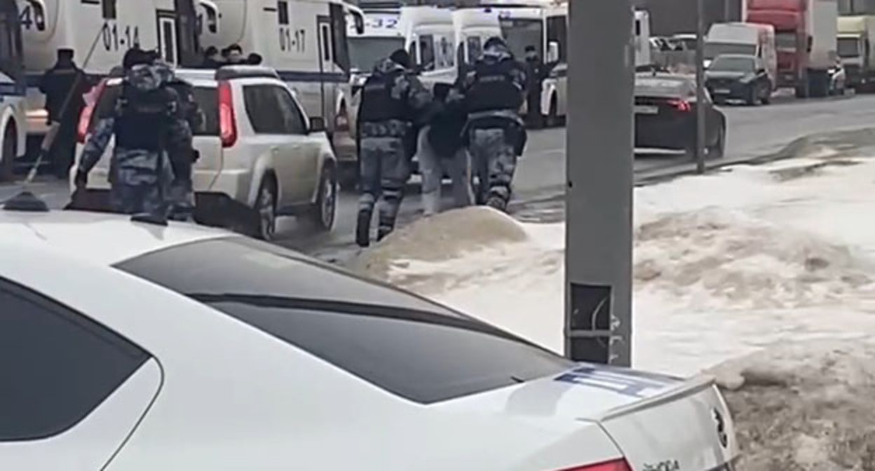 Задержания на акции памяти Навального. Скриншот видео https://t.me/PlushevChannel/25028 Задержания на акции памяти Навального. Скриншот видео https://t.me/PlushevChannel/25028