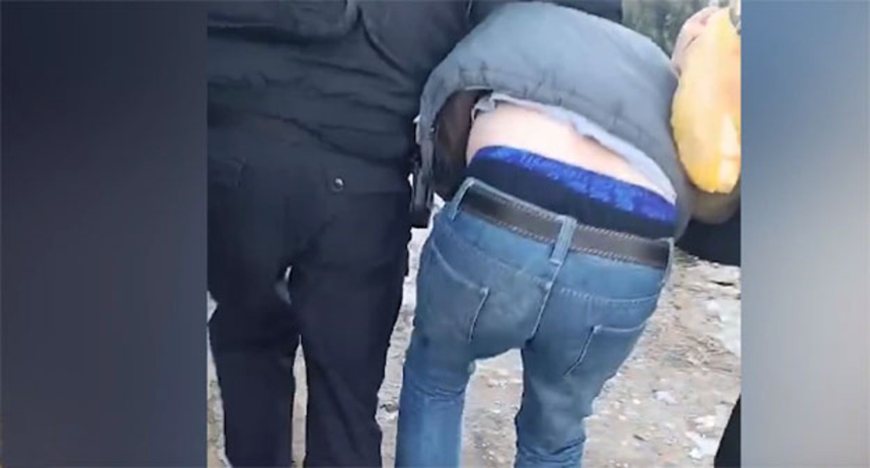 Силовики задержали жителя Волгограда. Скриншот видео: УФСБ по Волгоградской области Силовики задержали жителя Волгограда. Скриншот видео: УФСБ по Волгоградской области