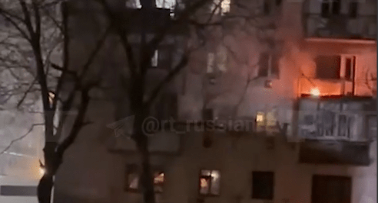Возгорание возникло на балконе в районе КТО в Карабулаке. Стоп-кадр видео RT на русском от 02.03.24, https://t.me/rt_russian/191375 Возгорание возникло на балконе в районе КТО в Карабулаке. Стоп-кадр видео RT на русском от 02.03.24, https://t.me/rt_russian/191375