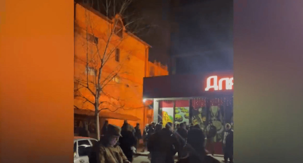 Сполох от обстрелов в Карабулаке. Стоп-кадр видео "Известий" от 02.03.24, https://t.me/izvestia/162920 Сполох от обстрелов в Карабулаке. Стоп-кадр видео "Известий" от 02.03.24, https://t.me/izvestia/162920