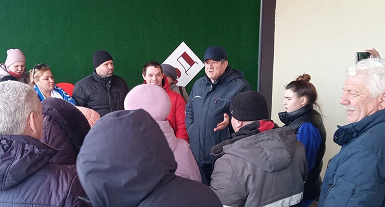 Жители Ленинского района Астрахани на встрече с депутатом думы Астраханской области Евгением Дунаевым. Фото: Наиль Адельшинов https://vk.com/wall368809974_3653 Жители Ленинского района Астрахани на встрече с депутатом думы Астраханской области Евгением Дунаевым. Фото: Наиль Адельшинов https://vk.com/wall368809974_3653