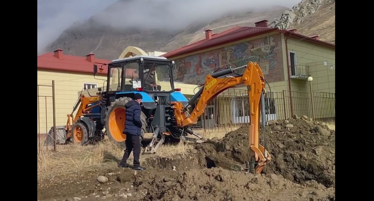 Ремонт водопровода в Тырныаузе. Кадр видео ЦУР Кабардино-Балкарии https://t.me/tsur_07/2415 Ремонт водопровода в Тырныаузе. Кадр видео ЦУР Кабардино-Балкарии https://t.me/tsur_07/2415