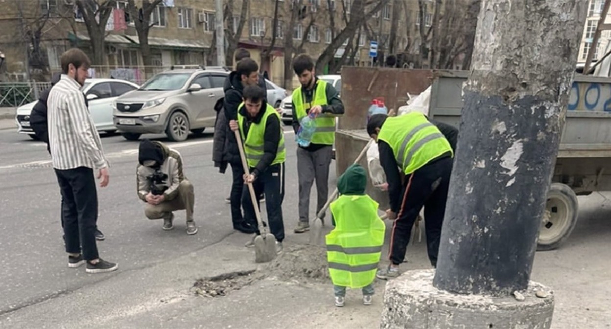 Жители Махачкалы делают ямочный ремонт. Скриншот публикации https://www.instagram.com/stories/hasbulla.hushetskiy/ (деятельность компании Meta (владеет Facebook, Instagram и WhatsApp) запрещена в России) Жители Махачкалы делают ямочный ремонт. Скриншот публикации https://www.instagram.com/stories/hasbulla.hushetskiy/ (деятельность компании Meta (владеет Facebook, Instagram и WhatsApp) запрещена в России)