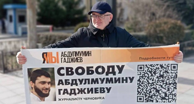 Магомед Магомедов в одиночном пикете. Махачкала, 4 марта 2024 г. Фото: Телеграм-канал "Черновик" Магомед Магомедов в одиночном пикете. Махачкала, 4 марта 2024 г. Фото: Телеграм-канал "Черновик"