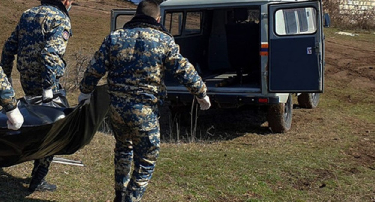 Военнослужащие несут тело погибшего. Фото https://report.az/ Военнослужащие несут тело погибшего. Фото https://report.az/
