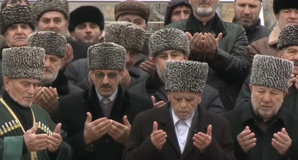 Ингушские старейшины записывают видеообращение к балкарскому народу по случаю 80-й годовщины его выселения в Среднюю Азию. Кадр из видео канала
Magas Times https://www.youtube.com/watch?v=72AsFIXQCE4 (деятельность компании Meta (владеет Facebook, Instagram и WhatsApp) запрещена в России) Ингушские старейшины записывают видеообращение к балкарскому народу по случаю 80-й годовщины его выселения в Среднюю Азию. Кадр из видео канала
Magas Times https://www.youtube.com/watch?v=72AsFIXQCE4 (деятельность компании Meta (владеет Facebook, Instagram и WhatsApp) запрещена в России)