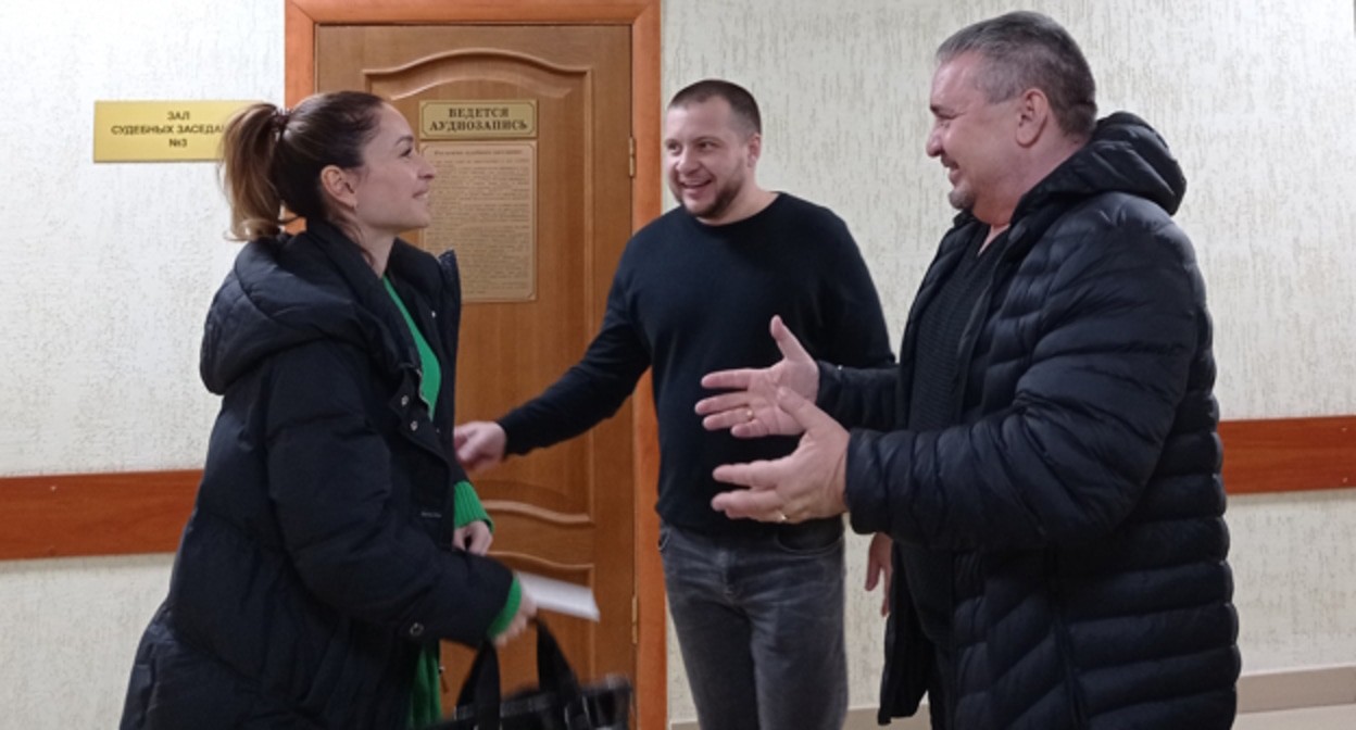 Защитники Сергея Легкобитова: слева направо Екатерина Кузнецова, Астан Байрамов и Георгий Легкобитов, фото "Кавказского узла" Защитники Сергея Легкобитова: слева направо Екатерина Кузнецова, Астан Байрамов и Георгий Легкобитов, фото "Кавказского узла"