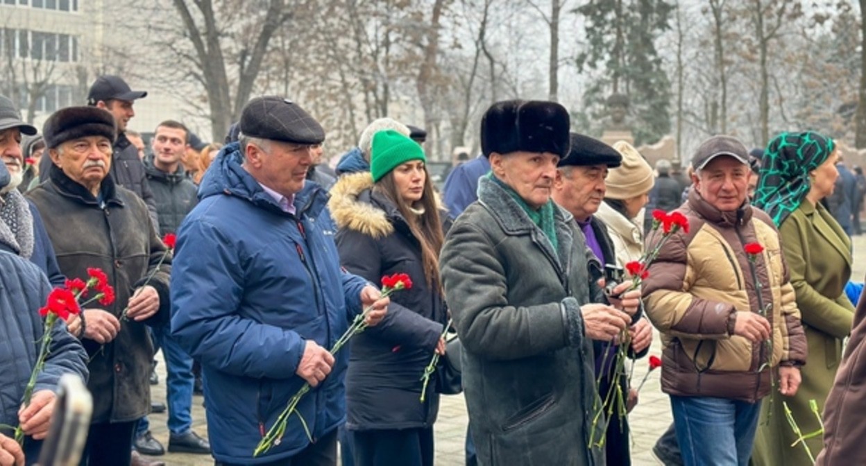 Участники акции памяти жертв депортации балкарцев. Нальчик, 8 марта 2024 года https://vk.com/yura_borsov?w=wall708197368_1314%2Fall Участники акции памяти жертв депортации балкарцев. Нальчик, 8 марта 2024 года https://vk.com/yura_borsov?w=wall708197368_1314%2Fall