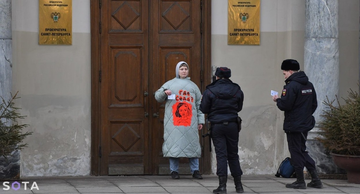 Лена Патяева на одиночном пикете у здания прокуратуры Санкт-Петербурга. 8 марта 2024 года. Фото: Sota https://t.me/sotaproject/76347 Лена Патяева на одиночном пикете у здания прокуратуры Санкт-Петербурга. 8 марта 2024 года. Фото: Sota https://t.me/sotaproject/76347