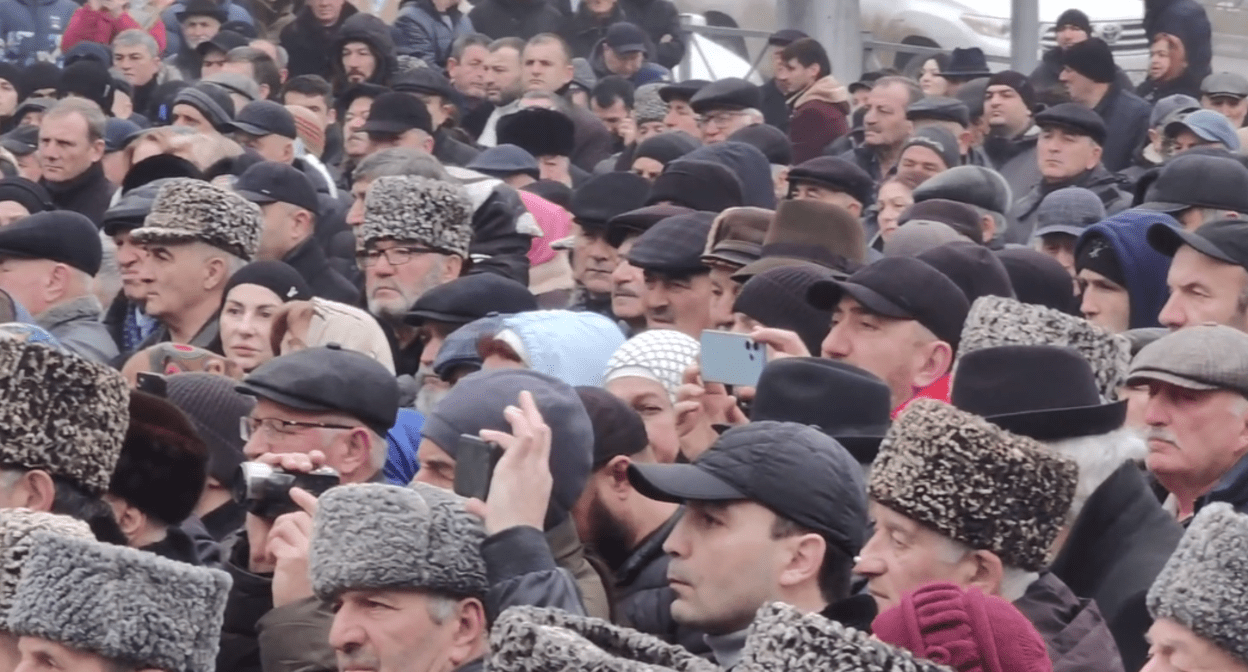 Участники митинга в память о жертвах депортации. Стоп-кадр видео из Telegram-канала Хасанья официальная от 08.03.24, https://t.me/khasanya_official/1574 Участники митинга в память о жертвах депортации. Стоп-кадр видео из Telegram-канала Хасанья официальная от 08.03.24, https://t.me/khasanya_official/1574