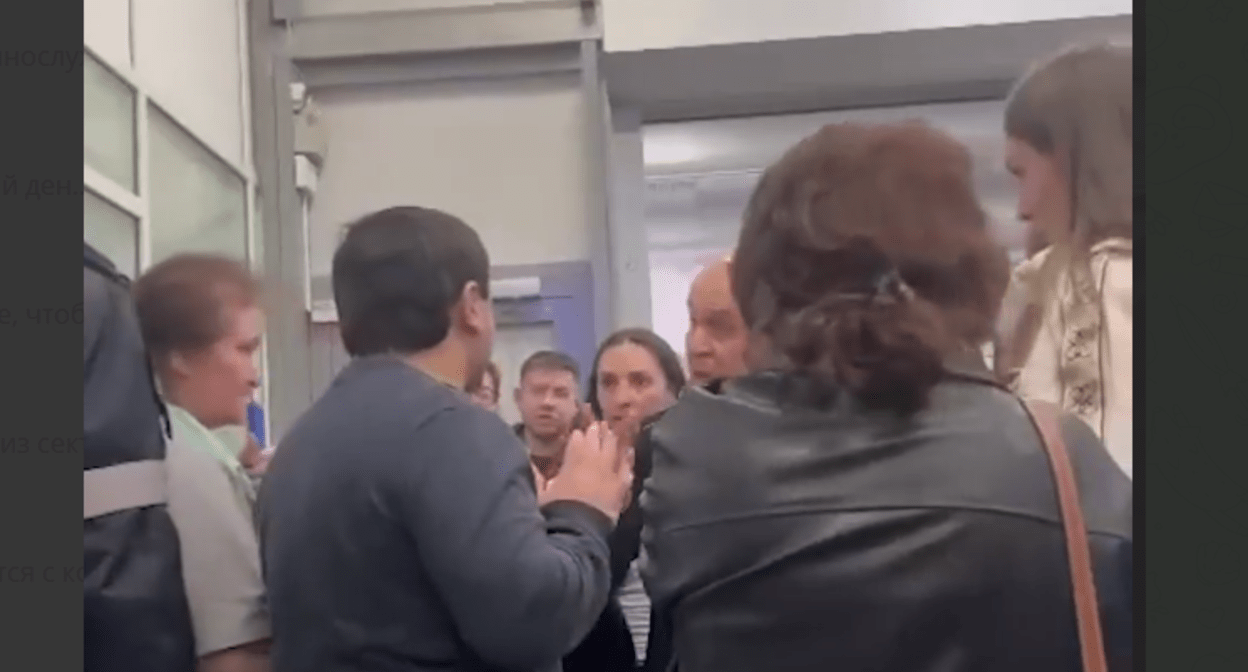 Пассажиры разговаривают с сотрудниками авиакомпании. Стоп-кадр видео из Telegram-канала "Осторожно, новости!" от 09.03.24, https://t.me/ostorozhno_novosti/24053 Пассажиры разговаривают с сотрудниками авиакомпании. Стоп-кадр видео из Telegram-канала "Осторожно, новости!" от 09.03.24, https://t.me/ostorozhno_novosti/24053