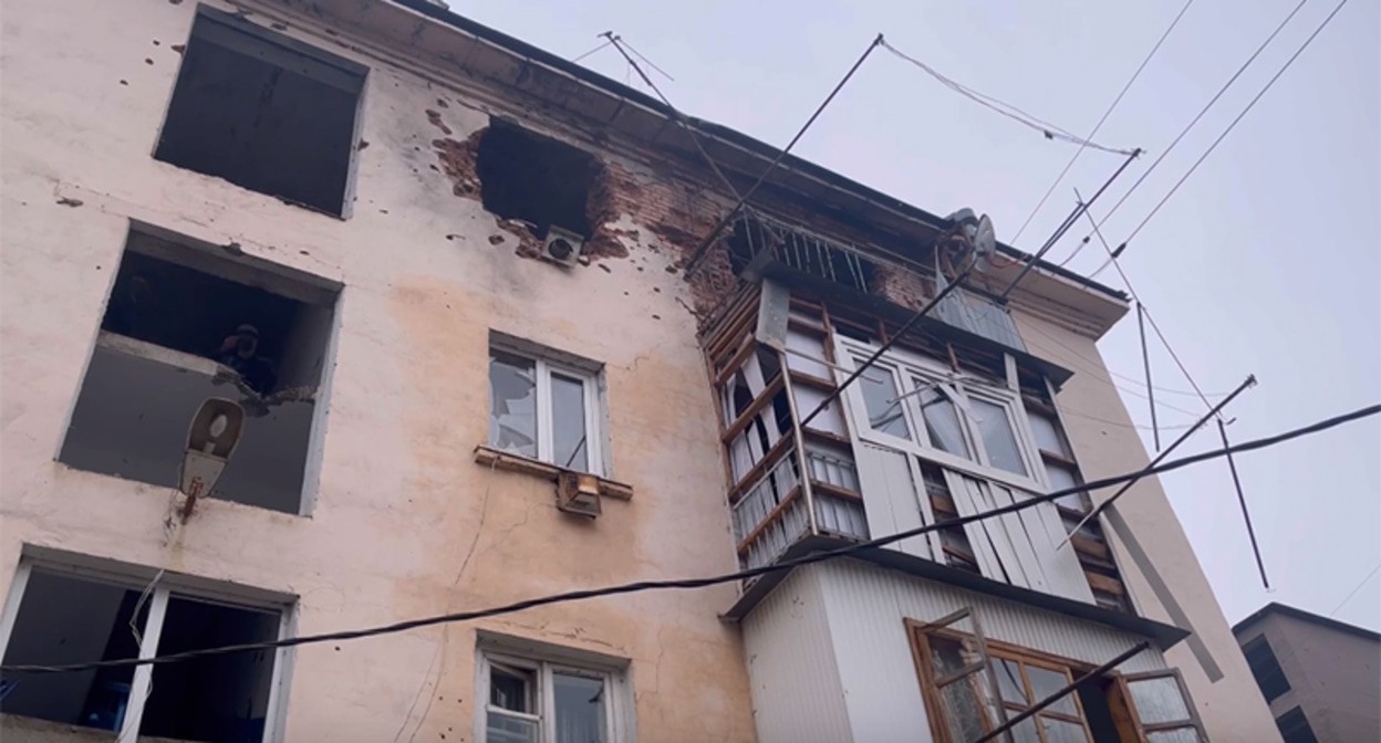 Поврежденная в ходе КТО многоэтажка в Карабулаке. Кадр из видео в телеграм-канале главы Ингушетии Махмуда-Али Калиматова - https://t.me/MAKalimatovvv/3575 Поврежденная в ходе КТО многоэтажка в Карабулаке. Кадр из видео в телеграм-канале главы Ингушетии Махмуда-Али Калиматова - https://t.me/MAKalimatovvv/3575