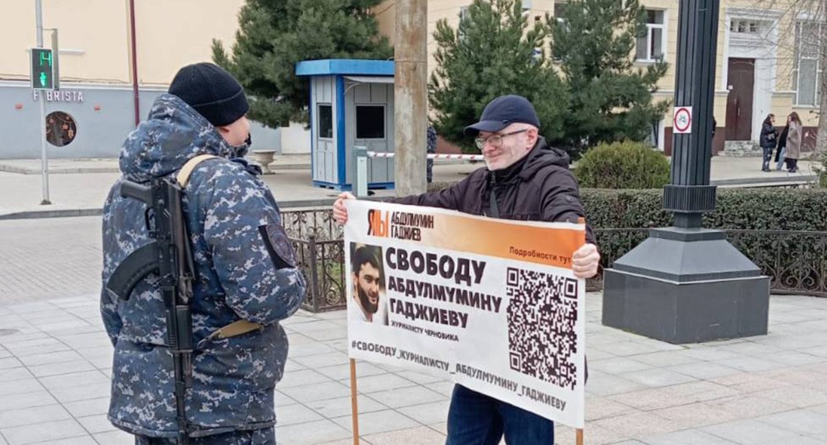 Пикет Магомеда Магомедова в защиту Гаджиева. Махачкала, 11 марта 2024 года. Фото: Телеграм-канал "Черновик" Пикет Магомеда Магомедова в защиту Гаджиева. Махачкала, 11 марта 2024 года. Фото: Телеграм-канал "Черновик"