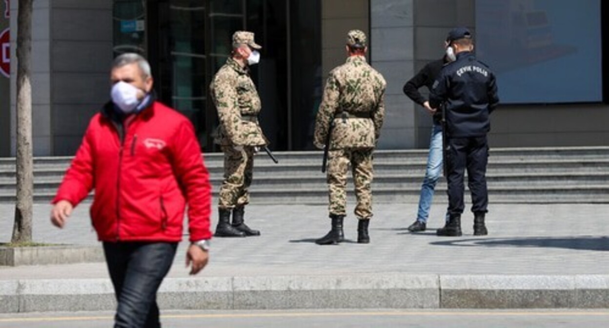 Полиция и служба внутренних войск на улицах Баку во время карантина. Фото Азиза Каримова для "Кавказского узла" Полиция и служба внутренних войск на улицах Баку во время карантина. Фото Азиза Каримова для "Кавказского узла"