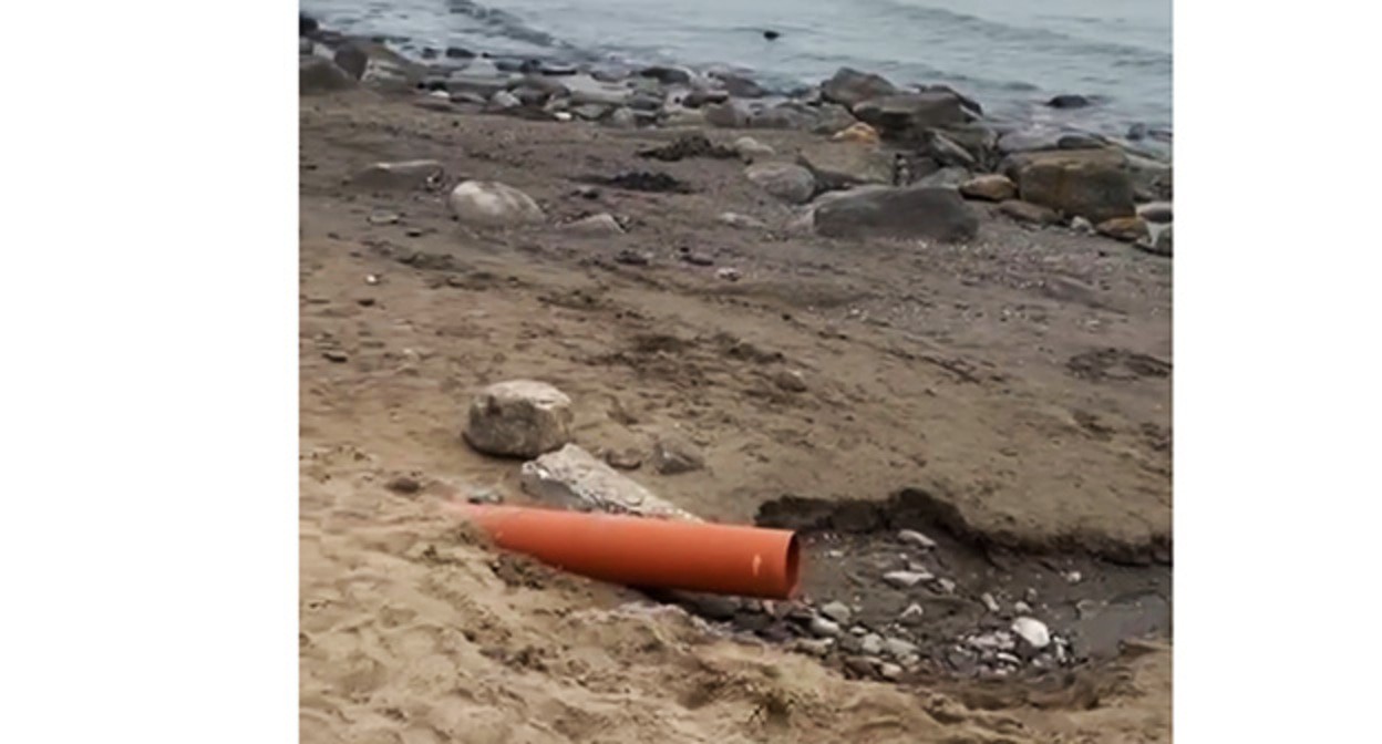 Cбросы канализационных стоков в море около городского пляжа. Скриншот видео https://t.me/rospotrebnadzor_rd/1252 Cбросы канализационных стоков в море около городского пляжа. Скриншот видео https://t.me/rospotrebnadzor_rd/1252