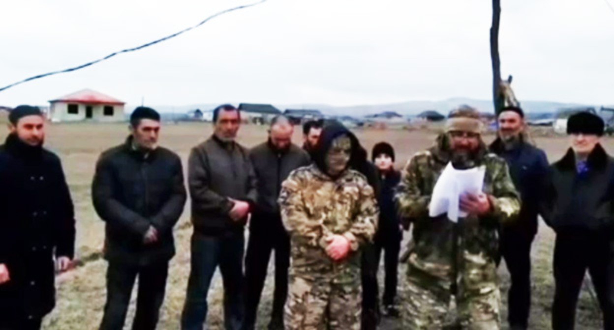 Мурад Эсмурзиев (в центре) зачитывает обращение к Путину. Кадр видеообращения, опубликованного "Фортангой" https://t.me/fortangaorg/17448 Мурад Эсмурзиев (в центре) зачитывает обращение к Путину. Кадр видеообращения, опубликованного "Фортангой" https://t.me/fortangaorg/17448