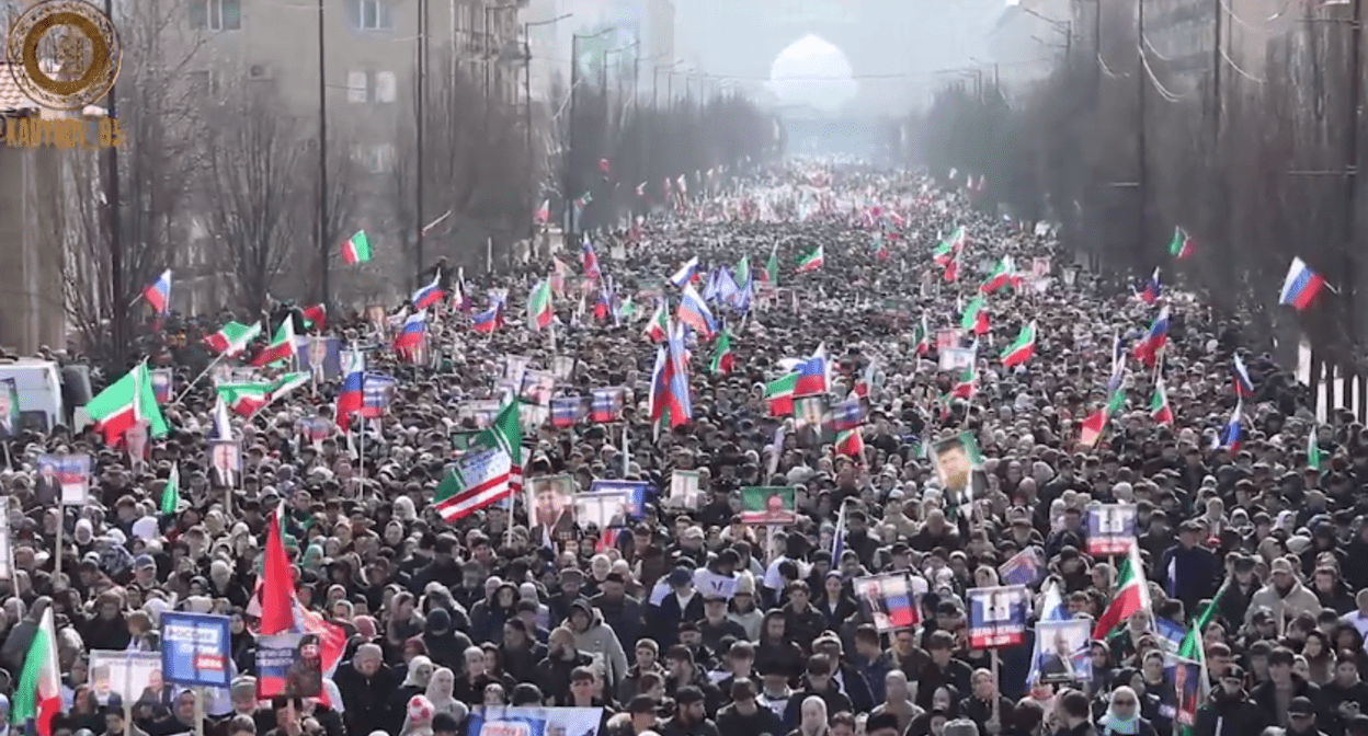 Участники митинга в поддержку Путина в Чечне. Стоп-кадр видео из Telegram-канала Рамзана Кадырова от 10.03.24, https://t.me/RKadyrov_95/4579 Участники митинга в поддержку Путина в Чечне. Стоп-кадр видео из Telegram-канала Рамзана Кадырова от 10.03.24, https://t.me/RKadyrov_95/4579