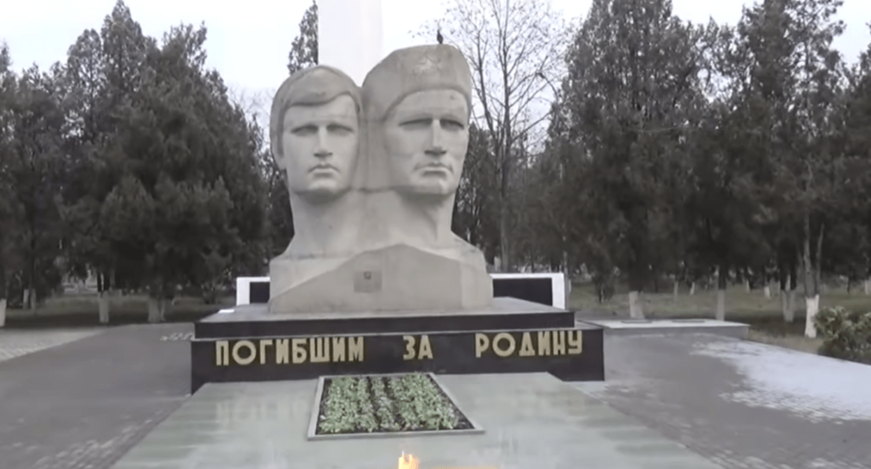 Памятник павшим воинам в Прохладном. Стоп-кадр видео "Кавказского узла", https://www.youtube.com/watch?v=SSq_so6nKnE&t=62s Памятник павшим воинам в Прохладном. Стоп-кадр видео "Кавказского узла", https://www.youtube.com/watch?v=SSq_so6nKnE&t=62s